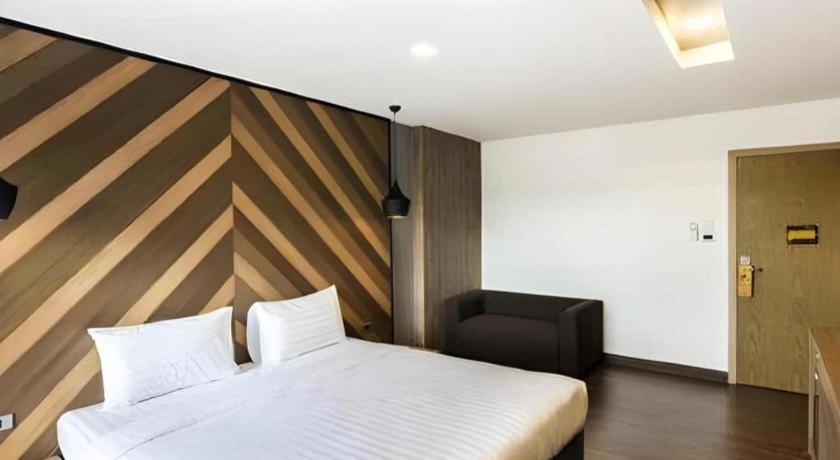 The Circle Hotel Бурирам Экстерьер фото