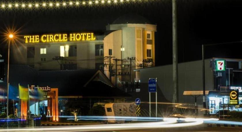 The Circle Hotel Бурирам Экстерьер фото