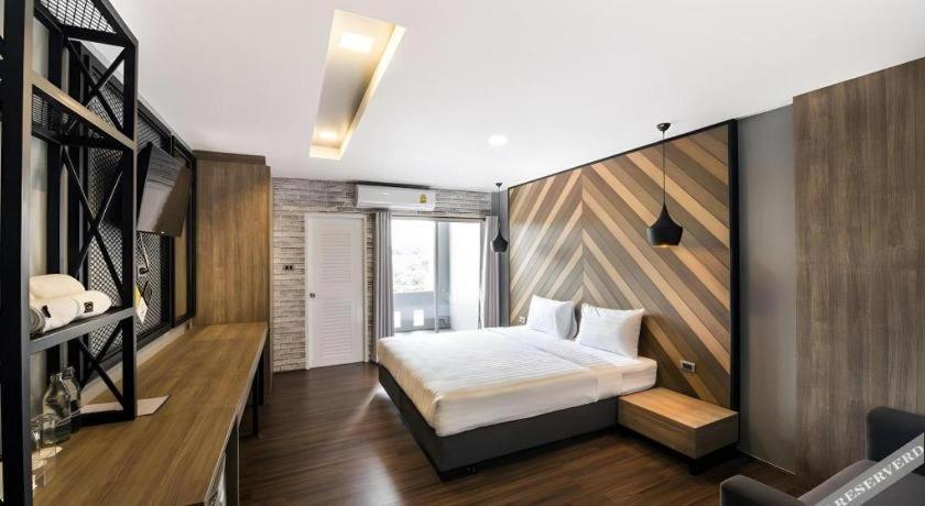 The Circle Hotel Бурирам Экстерьер фото