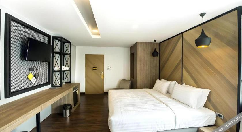 The Circle Hotel Бурирам Экстерьер фото