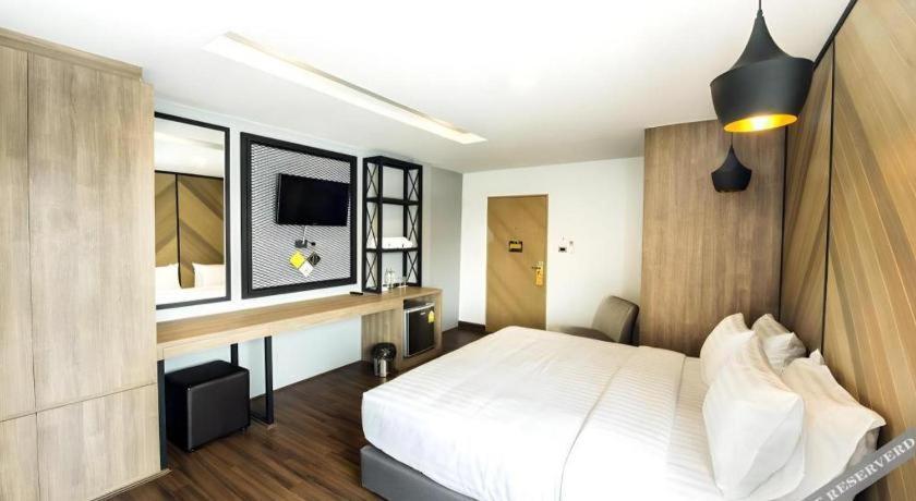 The Circle Hotel Бурирам Экстерьер фото